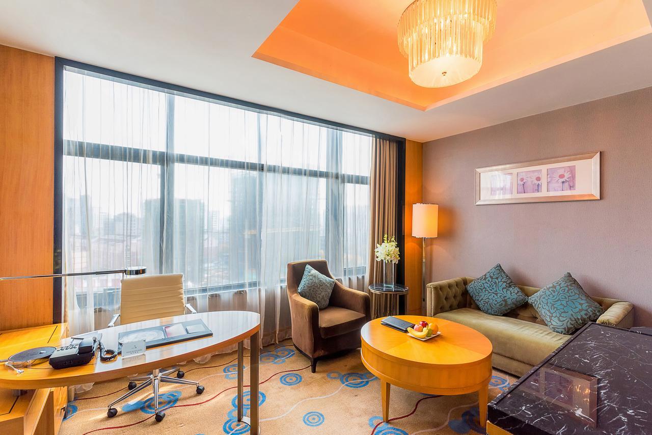 Howard Johnson Kaina Plaza Changzhou Гуанджоу Екстериор снимка